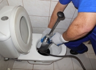Cách xử lý bồn cầu bị nghẹt vải hiệu quả