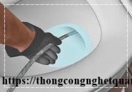 Cách thông bồn cầu ngồi xổm dễ thực hiện