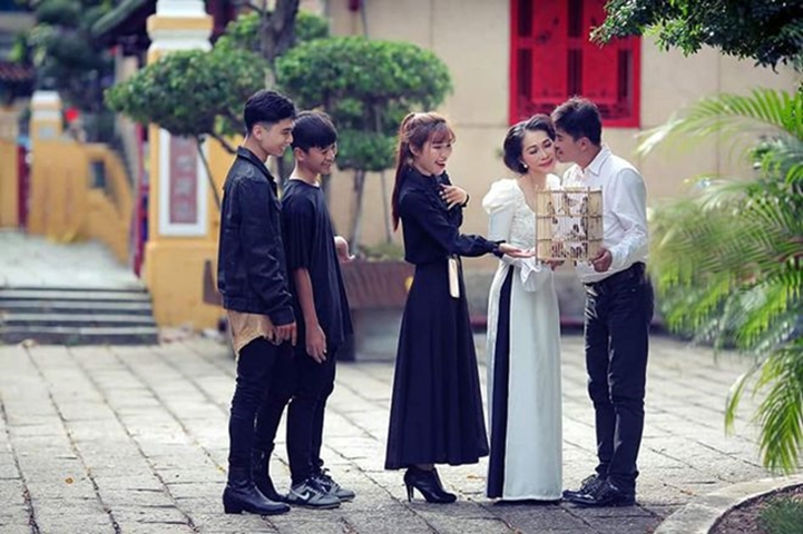 Gia đ&igrave;nh ca sĩ chế thanh