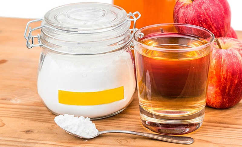 D&ugrave;ng Baking soda + giấm + nước ấm để th&ocirc;ng cống