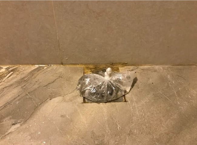 Khử m&ugrave;i toilet v&agrave; cống tho&aacute;t nước nh&agrave; tắm