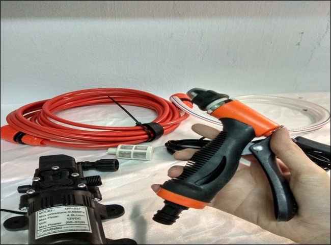 V&ograve;i hoa sen chảy mạnh khi d&ugrave;ng m&aacute;y bơm tăng &aacute;p mini