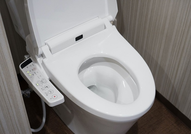 Dùng bồn cầu điện tử thông minh hạn chế việc bỏ giấy vào bồn cầu