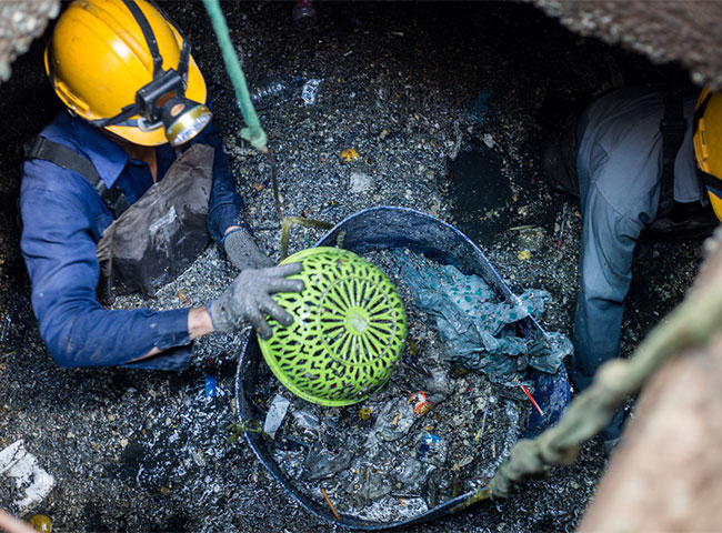 Nên nạo vét hố ga quận 7 khi nước tràn ra gây mất vệ sinh