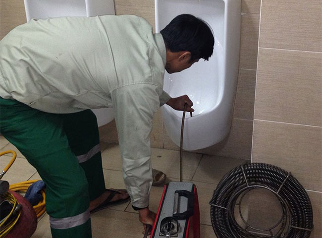 Công ty Long Phát cung cấp dịch vụ thông bồn tiểu nam Quận 7 giá rẻ