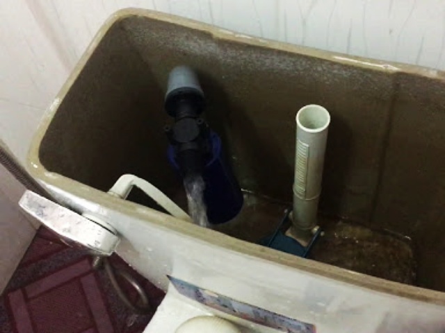 Xử lý bồn cầu bị nứt ở két nước