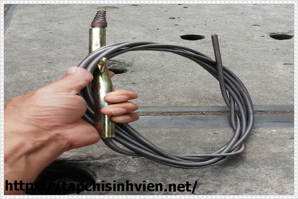 Cách thông cống bằng dây lò xo