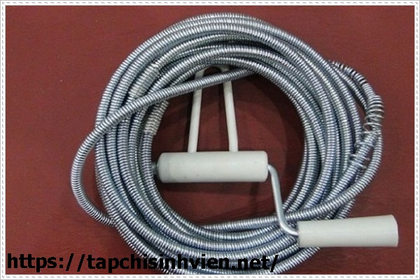 C&aacute;ch th&ocirc;ng cống bằng d&acirc;y l&ograve; xo đ&uacute;ng c&aacute;ch