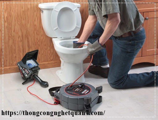 các cách thông bồn cầu bằng dây lò xo