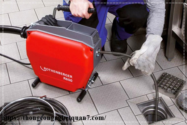 Thông tắc đường ống nước sạch bằng máy hút