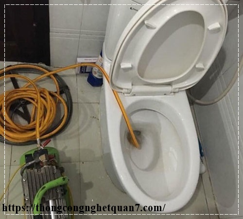 Bồn cầu bị nứt do không hút hầm cầu