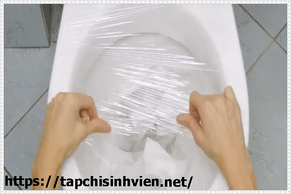 c&aacute;ch th&ocirc;ng bồn cầu bằng m&agrave;ng bọc thực phẩm