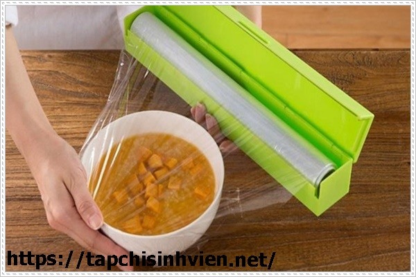 thực hiện c&aacute;ch th&ocirc;ng bồn cầu bằng m&agrave;ng bọc thực phẩm
