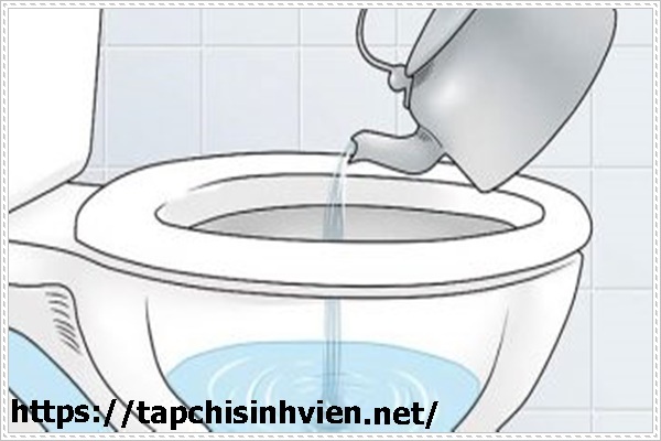 c&aacute;ch th&ocirc;ng bồn cầu bị tắc bằng nước n&oacute;ng