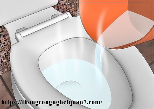c&aacute;ch th&ocirc;ng bồn cầu bị tắc bằng nước n&oacute;ng hiệu quả