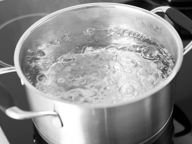 Th&ocirc;ng bồn cầu nghẹt vải bằng nước s&ocirc;i