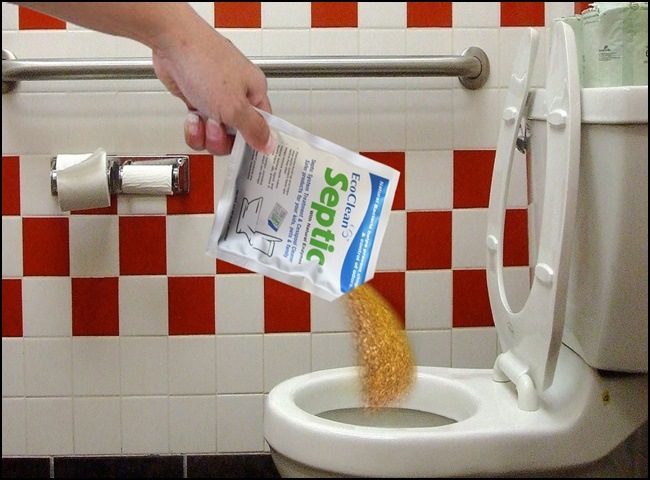 Th&ocirc;ng bồn cầu nghẹt vải bằng bột th&ocirc;ng bồn cầu