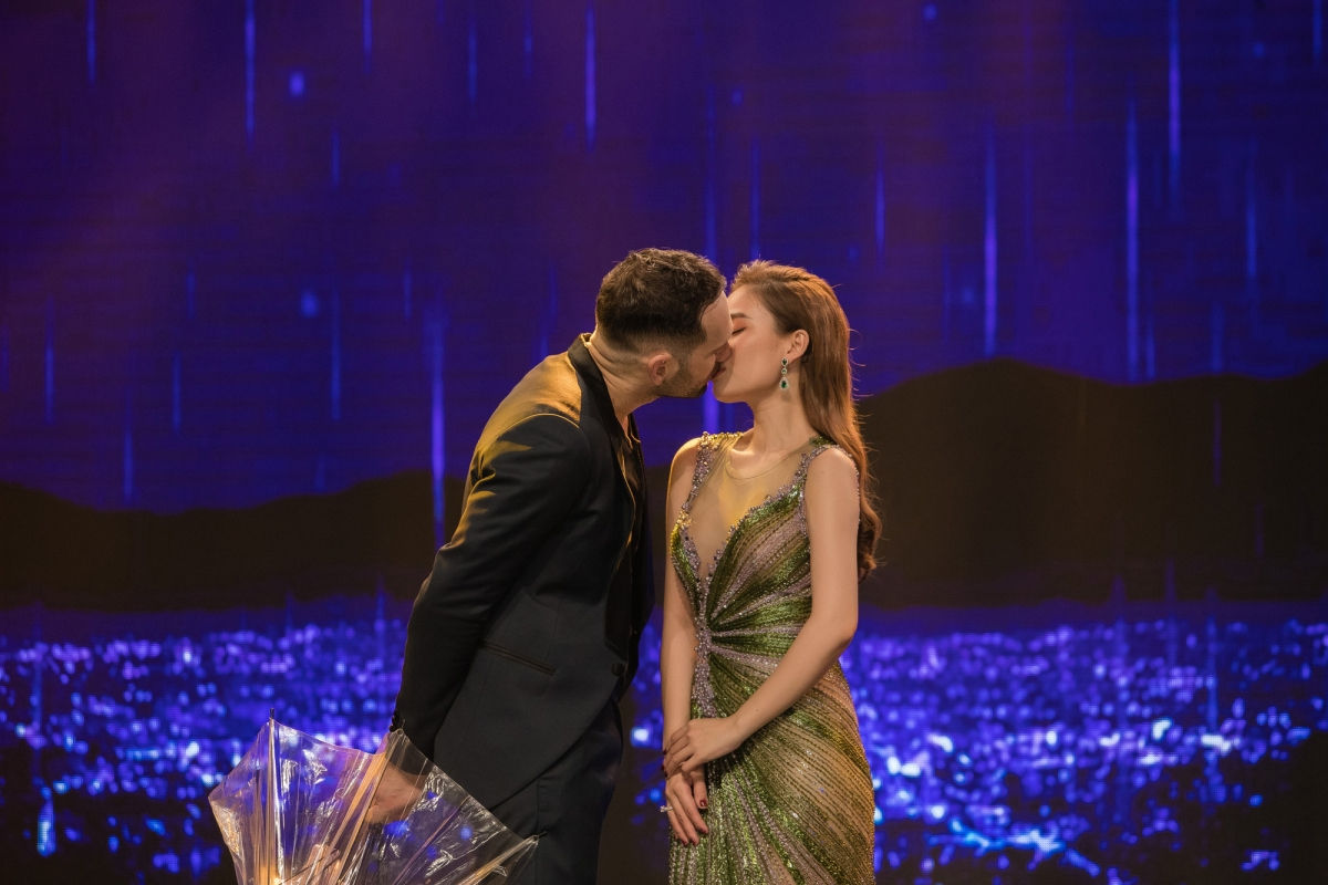 Giang Hồng Ngọc h&ocirc;n trai t&acirc;y