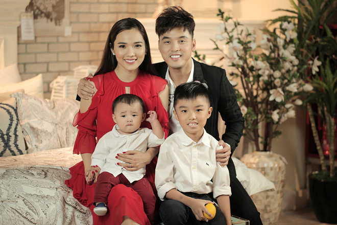 Gia đ&igrave;nh của Ưng Ho&agrave;ng Ph&uacute;c
